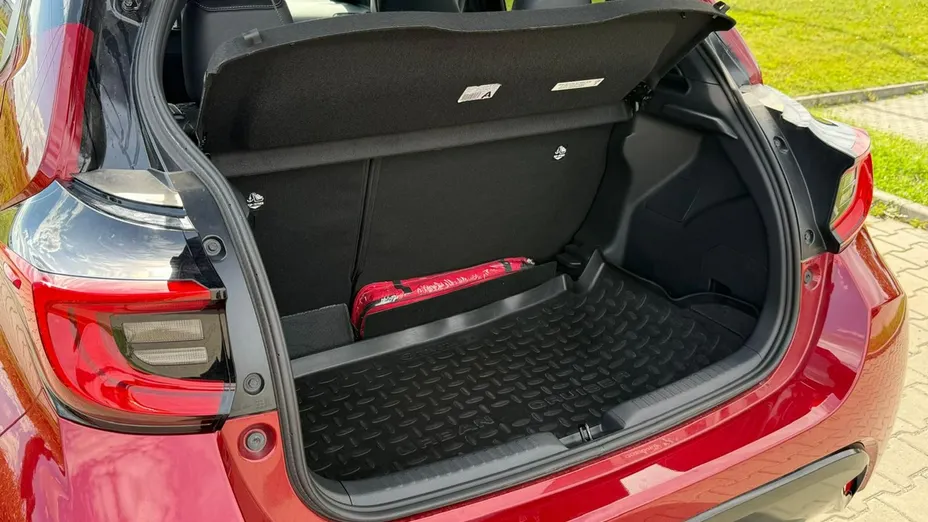 TOYOTA Yaris -