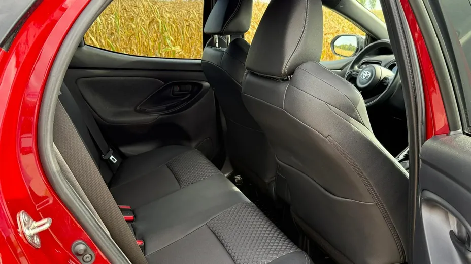 TOYOTA Yaris -