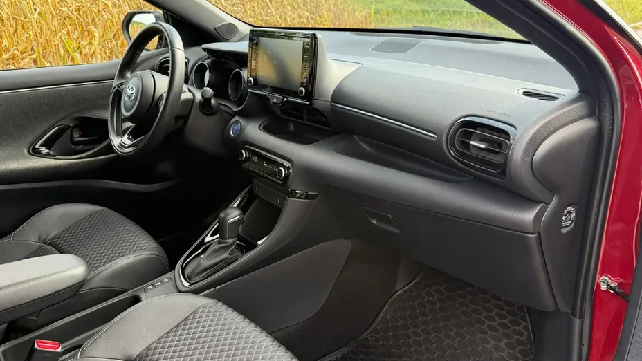 TOYOTA Yaris -