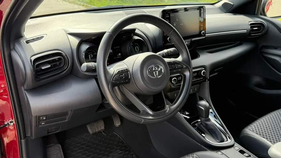 TOYOTA Yaris -