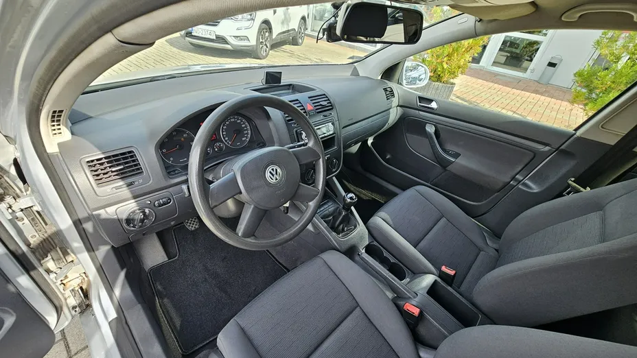 VOLKSWAGEN Golf -