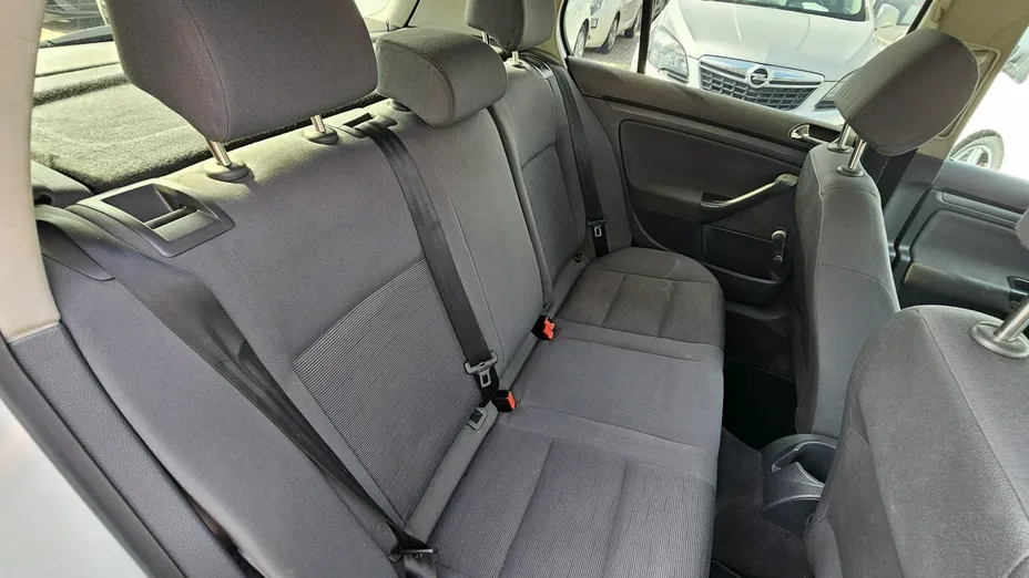 VOLKSWAGEN Golf -
