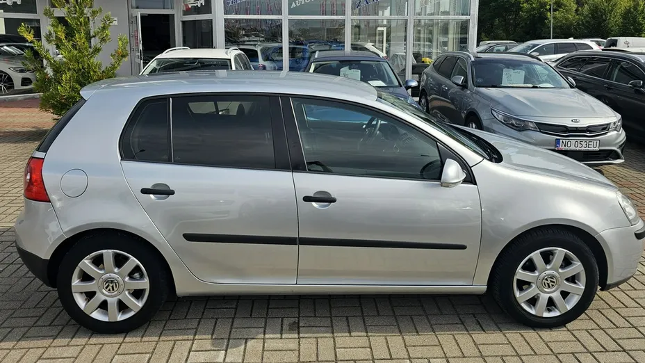 VOLKSWAGEN Golf -