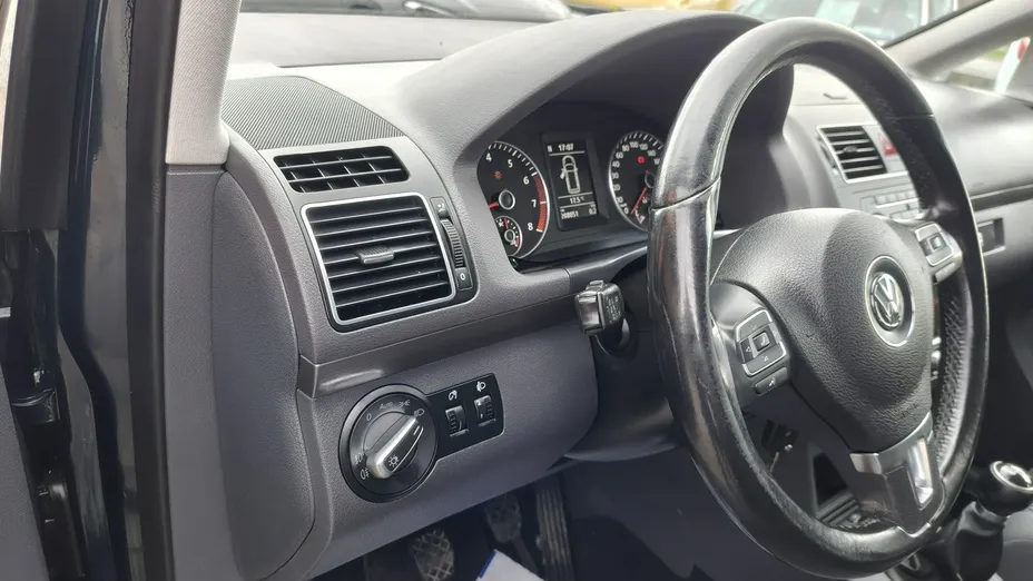 VOLKSWAGEN Touran -