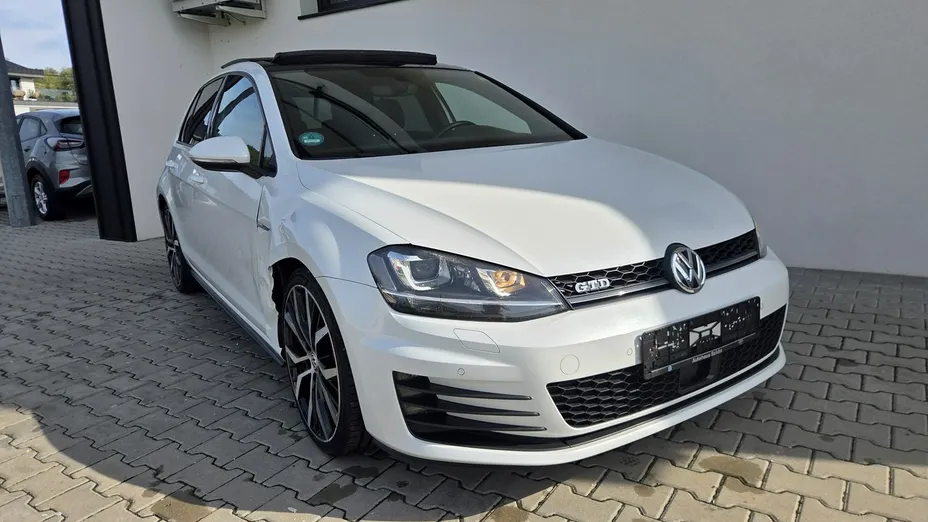 VOLKSWAGEN Golf -