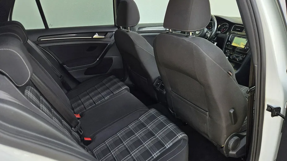 VOLKSWAGEN Golf -