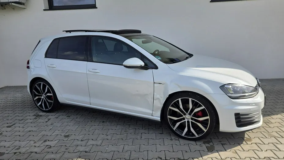 VOLKSWAGEN Golf -