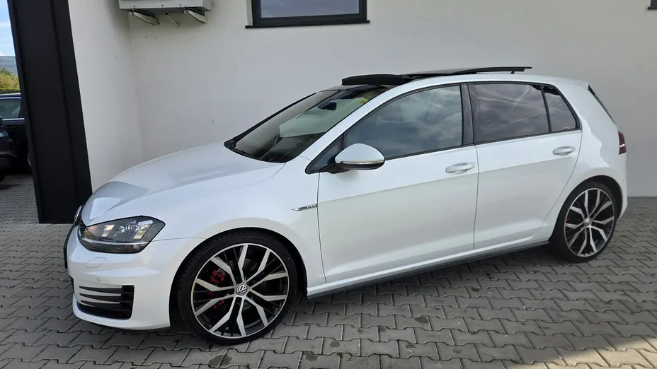 VOLKSWAGEN Golf -