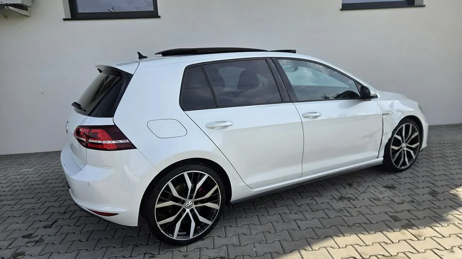 VOLKSWAGEN Golf -