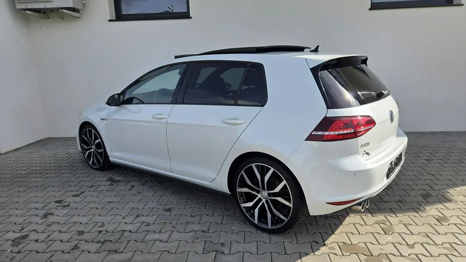 VOLKSWAGEN Golf -