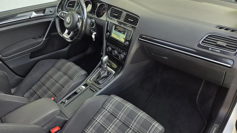 VOLKSWAGEN Golf -