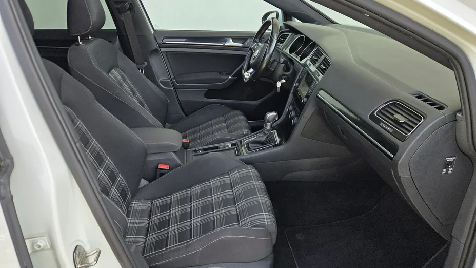 VOLKSWAGEN Golf -