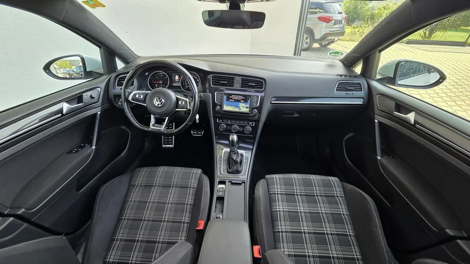 VOLKSWAGEN Golf -