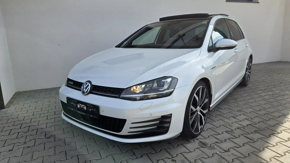 VOLKSWAGEN Golf -