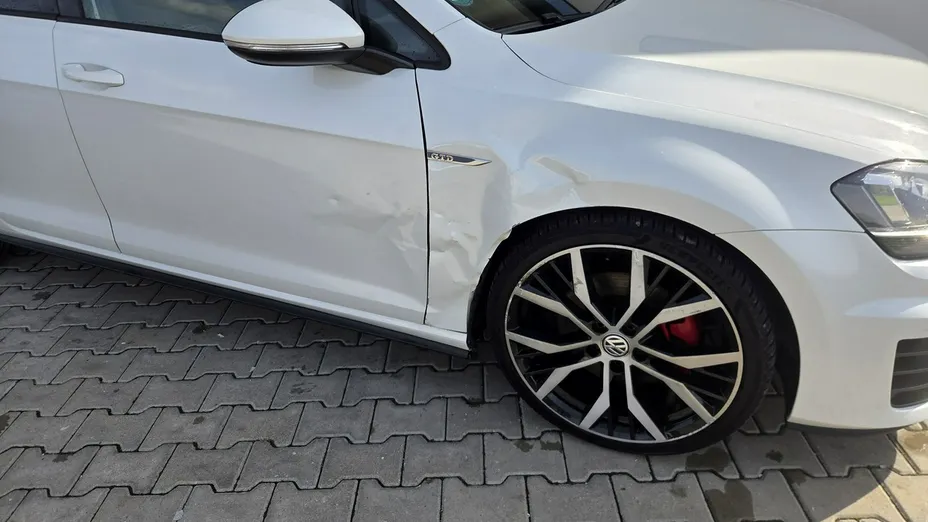 VOLKSWAGEN Golf -