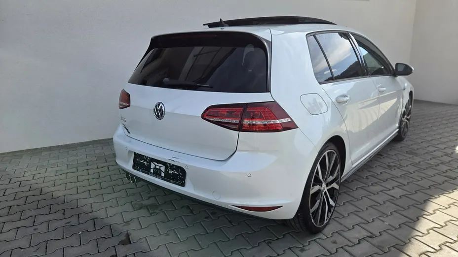 VOLKSWAGEN Golf -