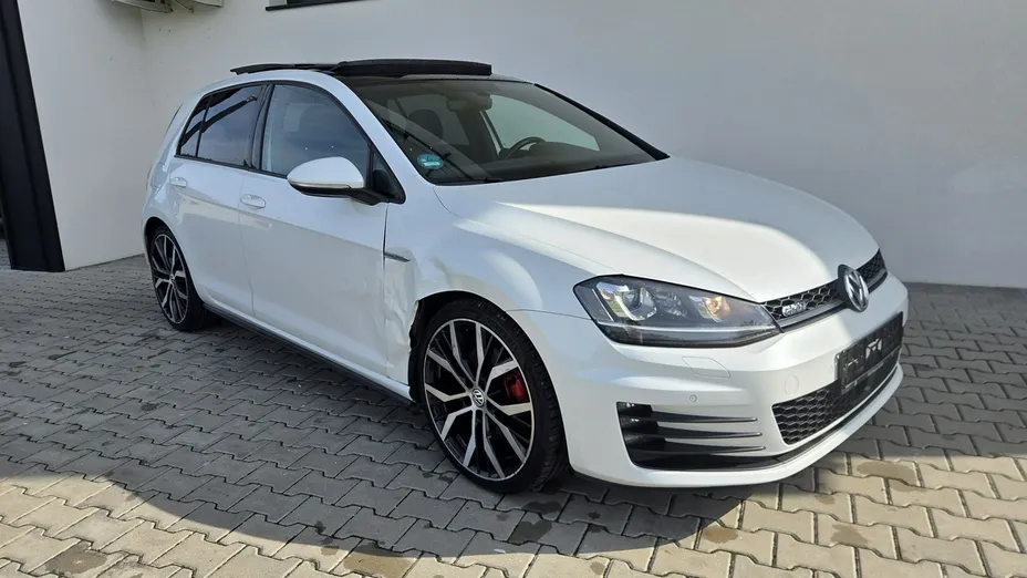 VOLKSWAGEN Golf -