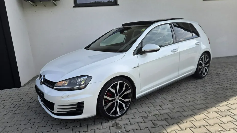 VOLKSWAGEN Golf -