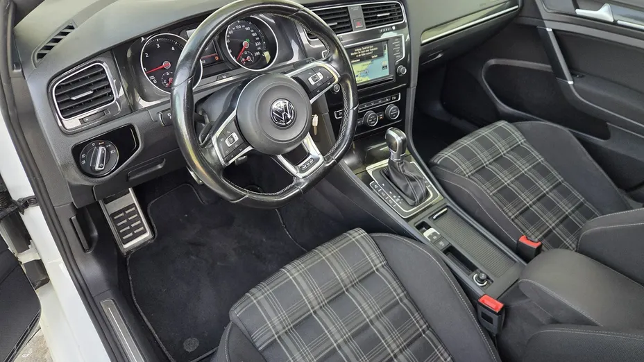 VOLKSWAGEN Golf -