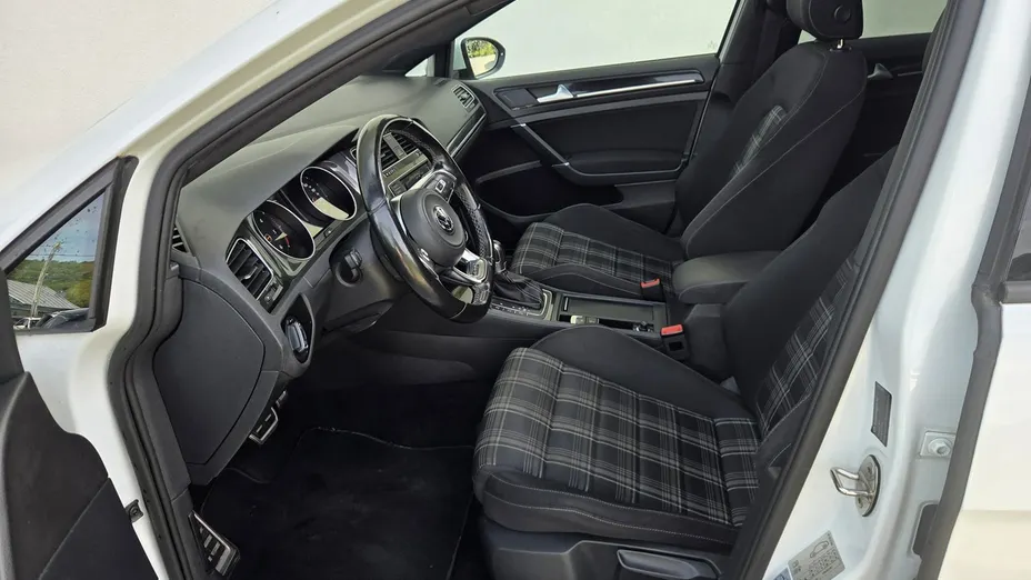 VOLKSWAGEN Golf -