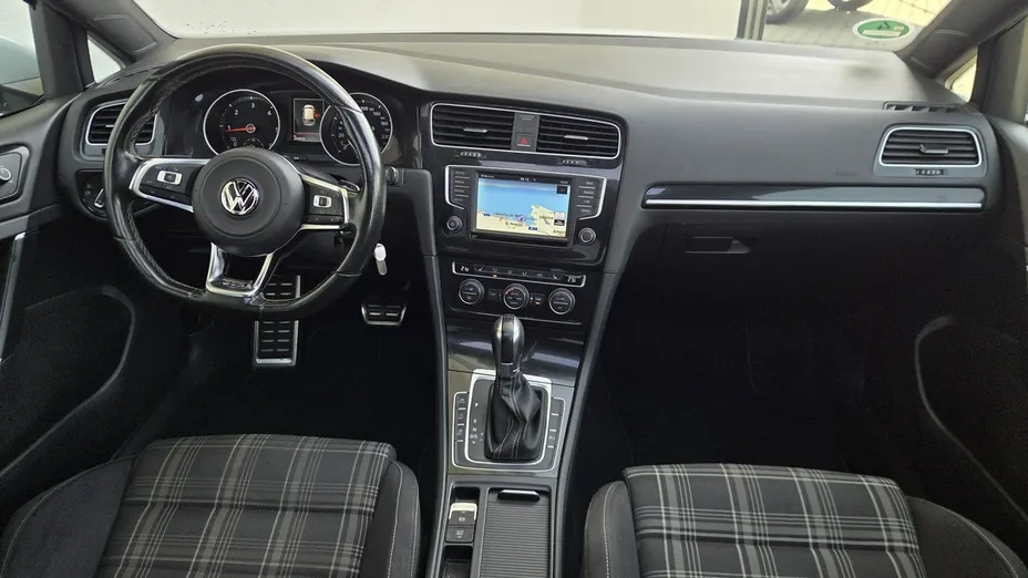 VOLKSWAGEN Golf -