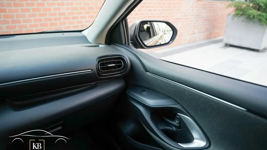 TOYOTA Yaris -