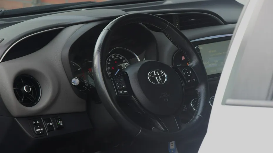TOYOTA Yaris -