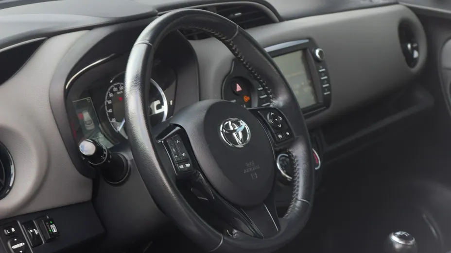 TOYOTA Yaris -