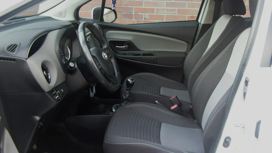 TOYOTA Yaris -