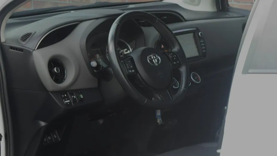 TOYOTA Yaris -
