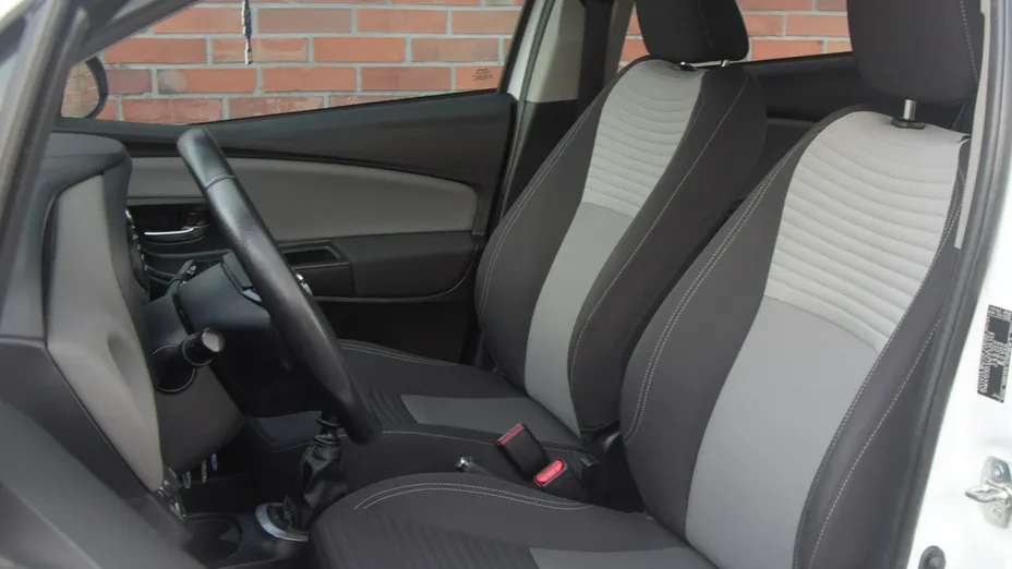 TOYOTA Yaris -
