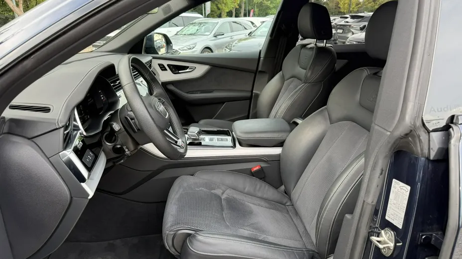 AUDI Q8 -