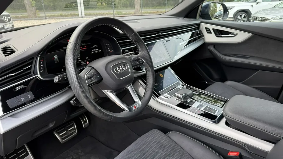 AUDI Q8 -