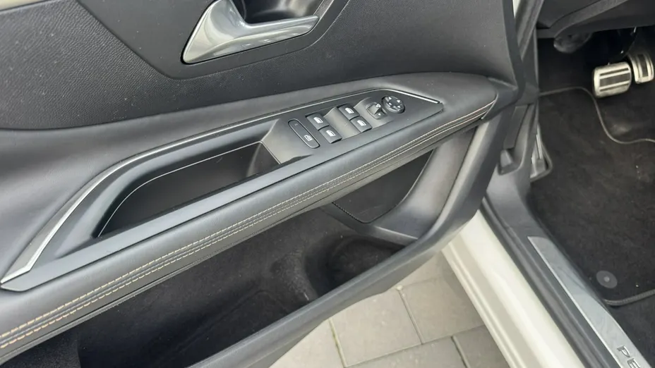 PEUGEOT 3008 -