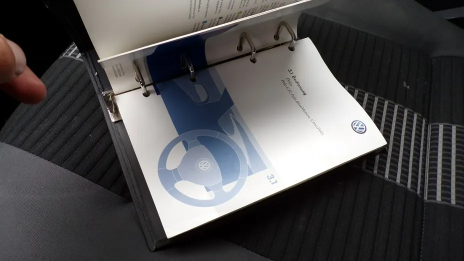 VOLKSWAGEN Polo -