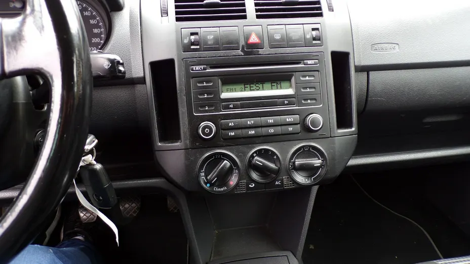 VOLKSWAGEN Polo -