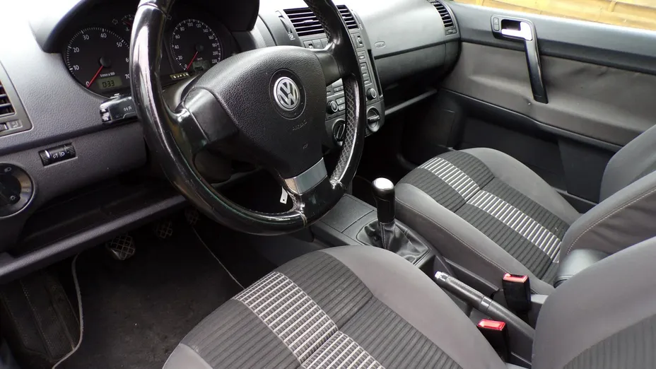 VOLKSWAGEN Polo -