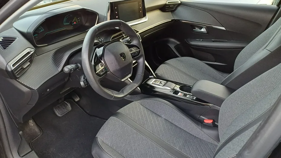 PEUGEOT 208 -