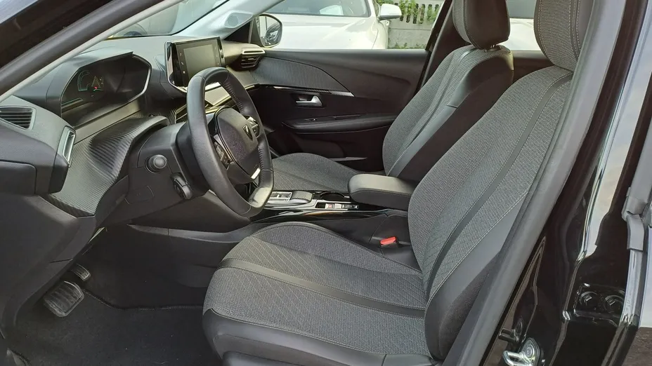 PEUGEOT 208 -