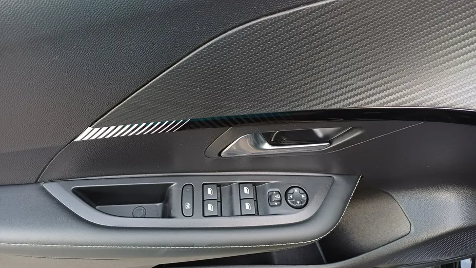 PEUGEOT 208 -