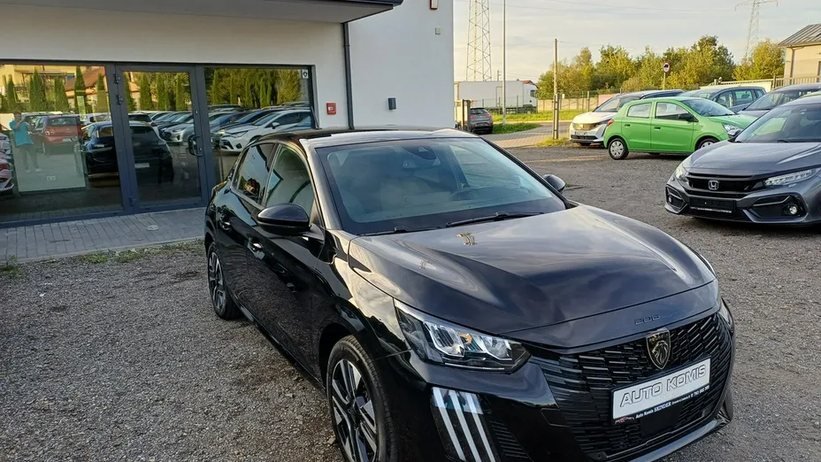 PEUGEOT 208 -