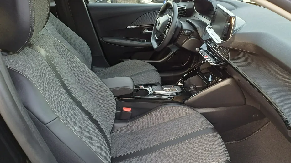 PEUGEOT 208 -
