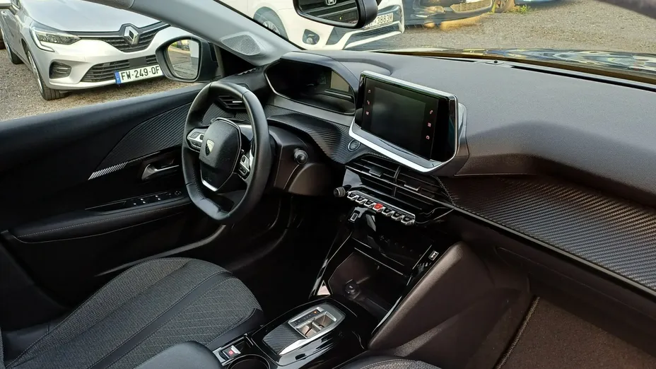 PEUGEOT 208 -