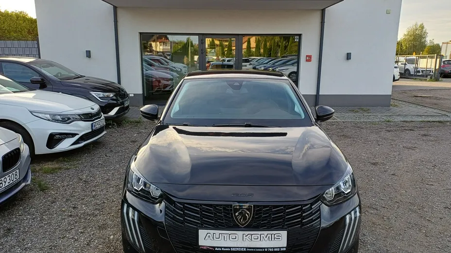 PEUGEOT 208 -