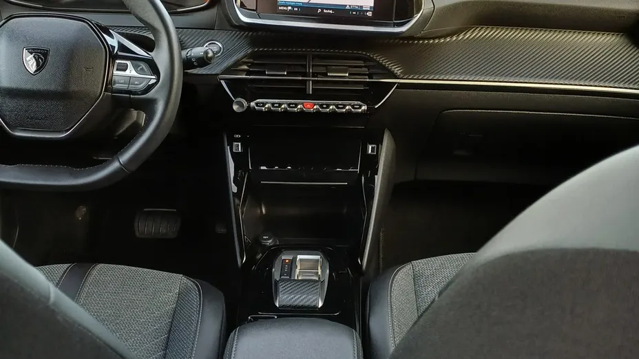 PEUGEOT 208 -