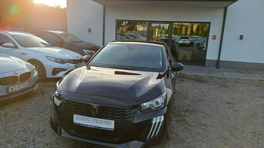 PEUGEOT 208 -