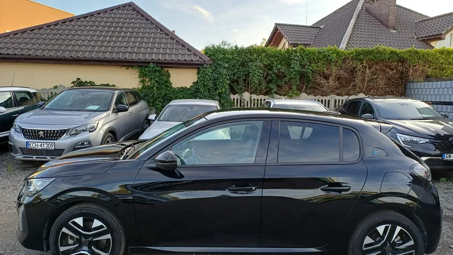 PEUGEOT 208 -