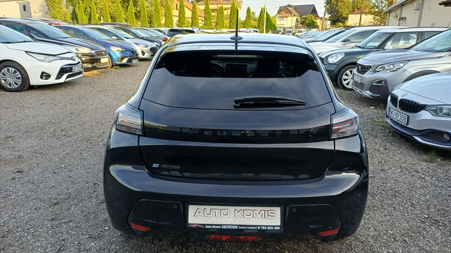PEUGEOT 208 -