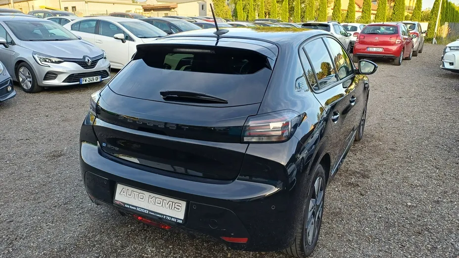 PEUGEOT 208 -