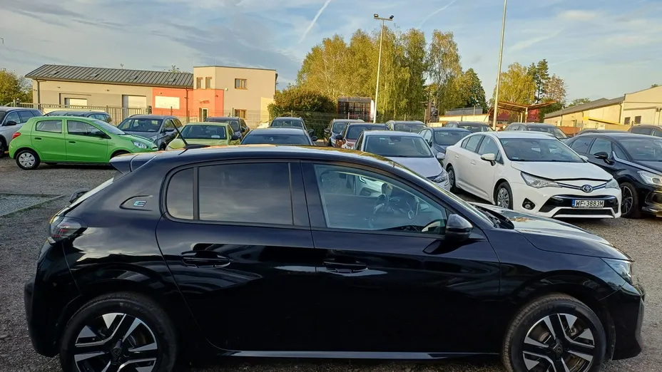 PEUGEOT 208 -